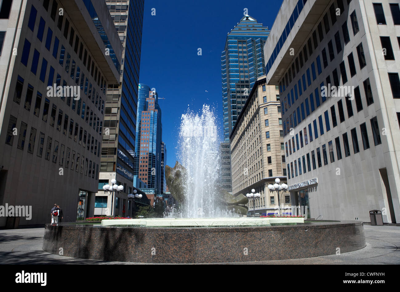 Montreal - Brunnen am Place Ville Marie zwischen Hochhäusern Stockfoto
