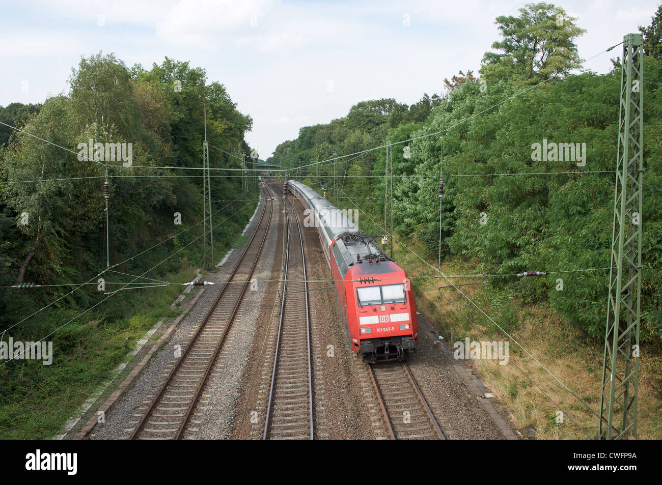 IC (Intercity) Personenzug laufen mit hoher Geschwindigkeit durch Leichlingen nördlicher Richtung Dortmund, Rheinland. Stockfoto