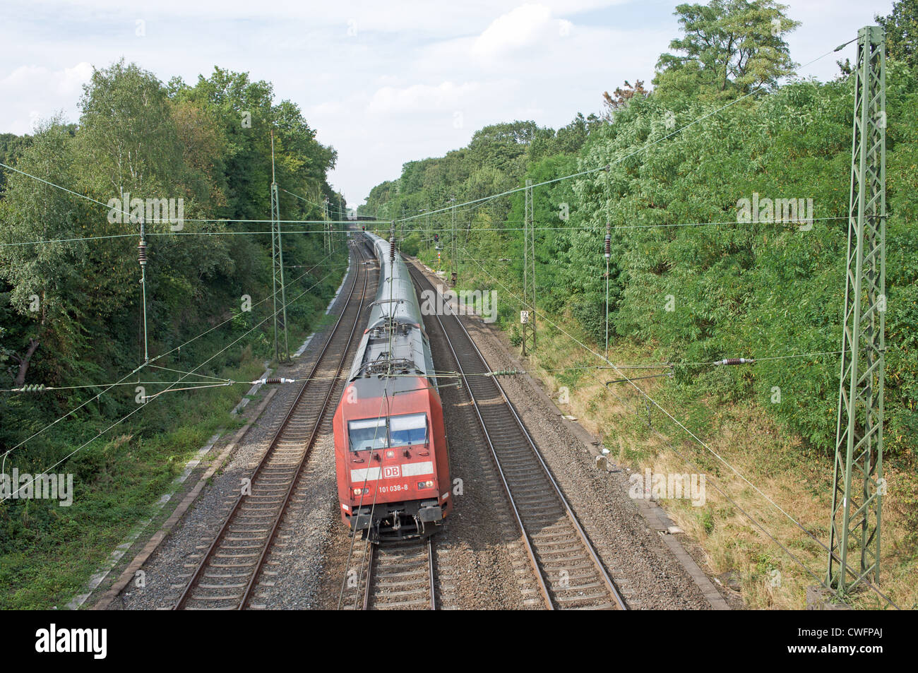 Personenzug der IC (Intercity) laufen mit hoher Geschwindigkeit durch Leichlingen nach Süden in Richtung Köln, Rheinland-Pfalz, Deutschland. Stockfoto