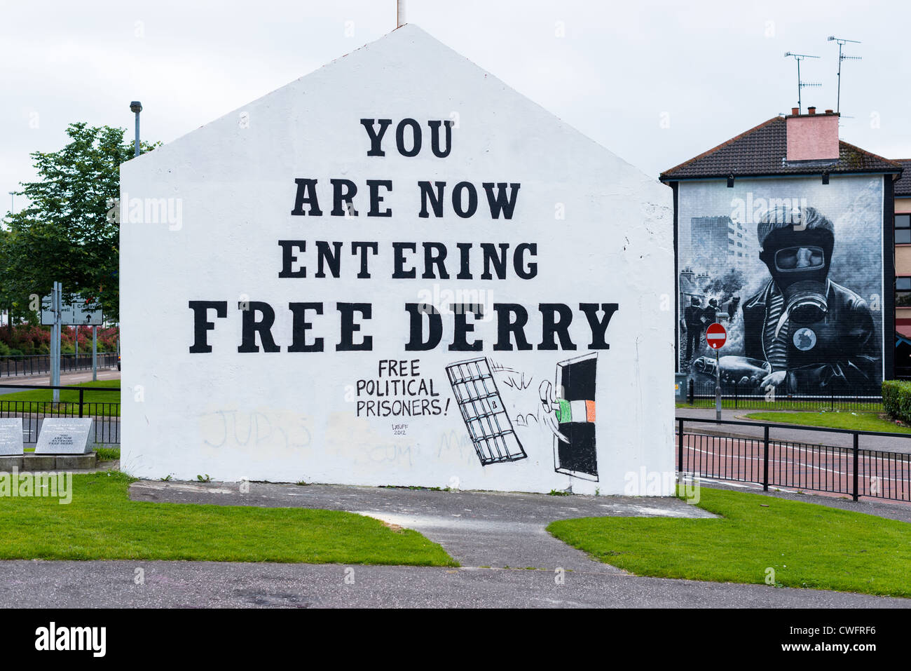 "Free Derry" Zeichen und Wandbild an der Wand des Hauses in Bogside, Londonderry, Nordirland. Stockfoto