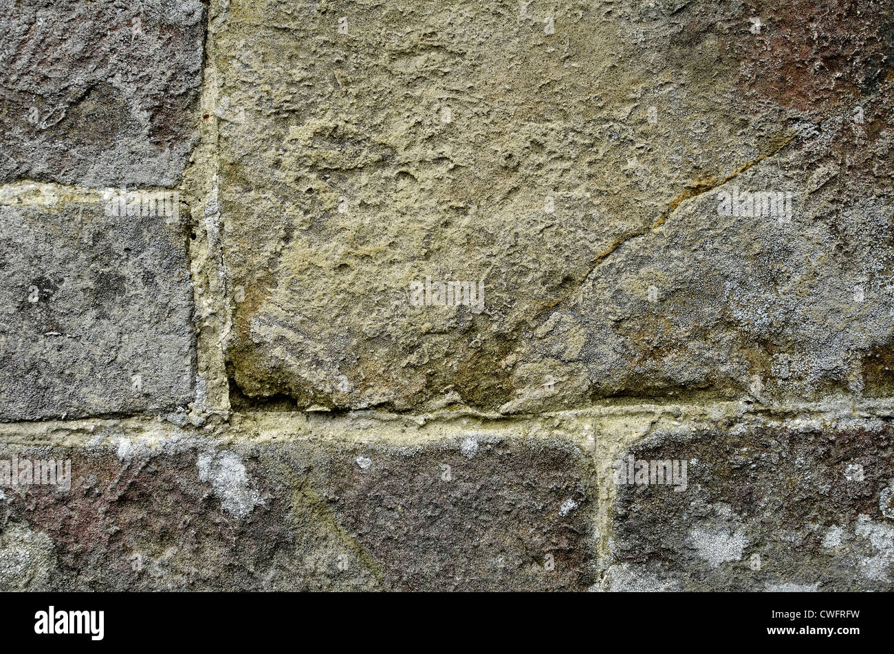 SteinGebäudewand / detail von verwittertem Mauerwerk mit Kalkmörtel