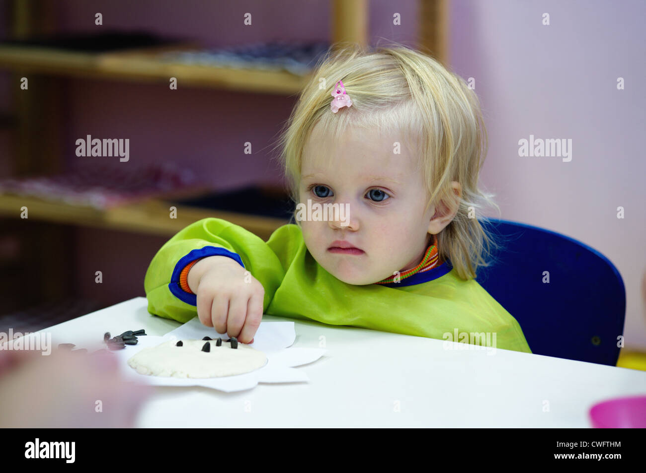 Einjährige Baby Mädchen an einer Montessory-Gruppe. Stockfoto