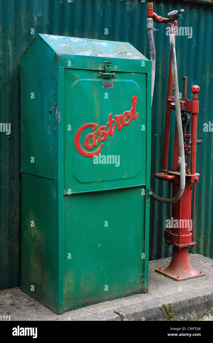 Alte Tankstelle in Rural Life Museum, Farnham, England Stockfoto