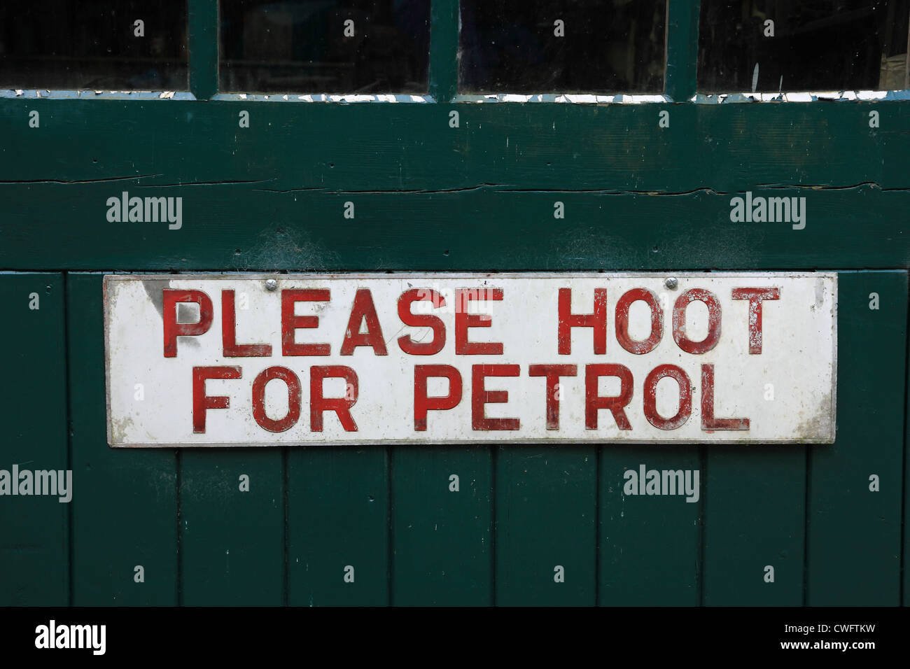"Bitte für Benzin Gejohle" alte Zeichen an der Tankstelle in Rural Life Museum in Farnham, England Stockfoto