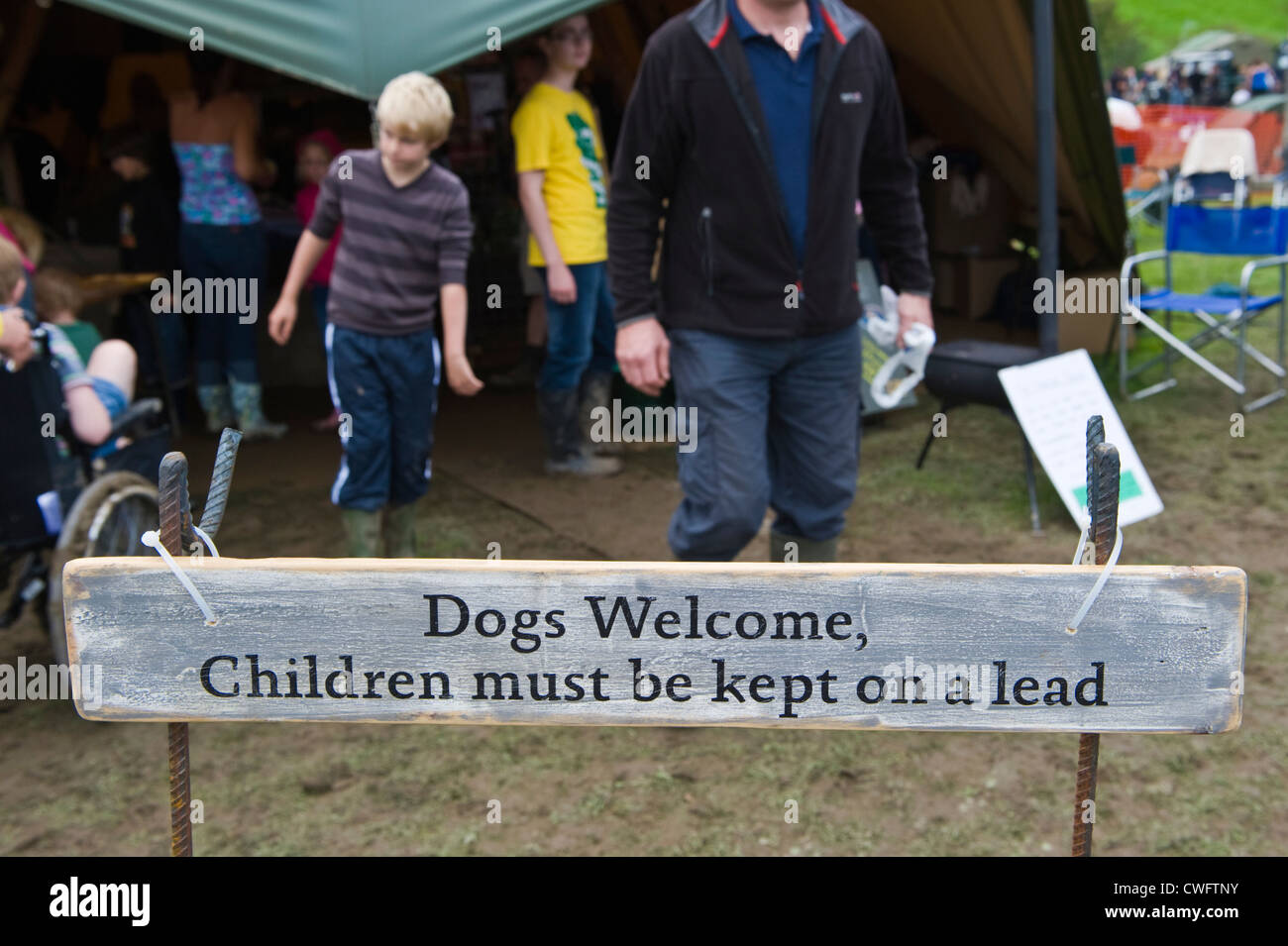 Hunde willkommen Kinder müssen werden gehalten ON A führen lustige Schild am Land zeigen, UK Stockfoto