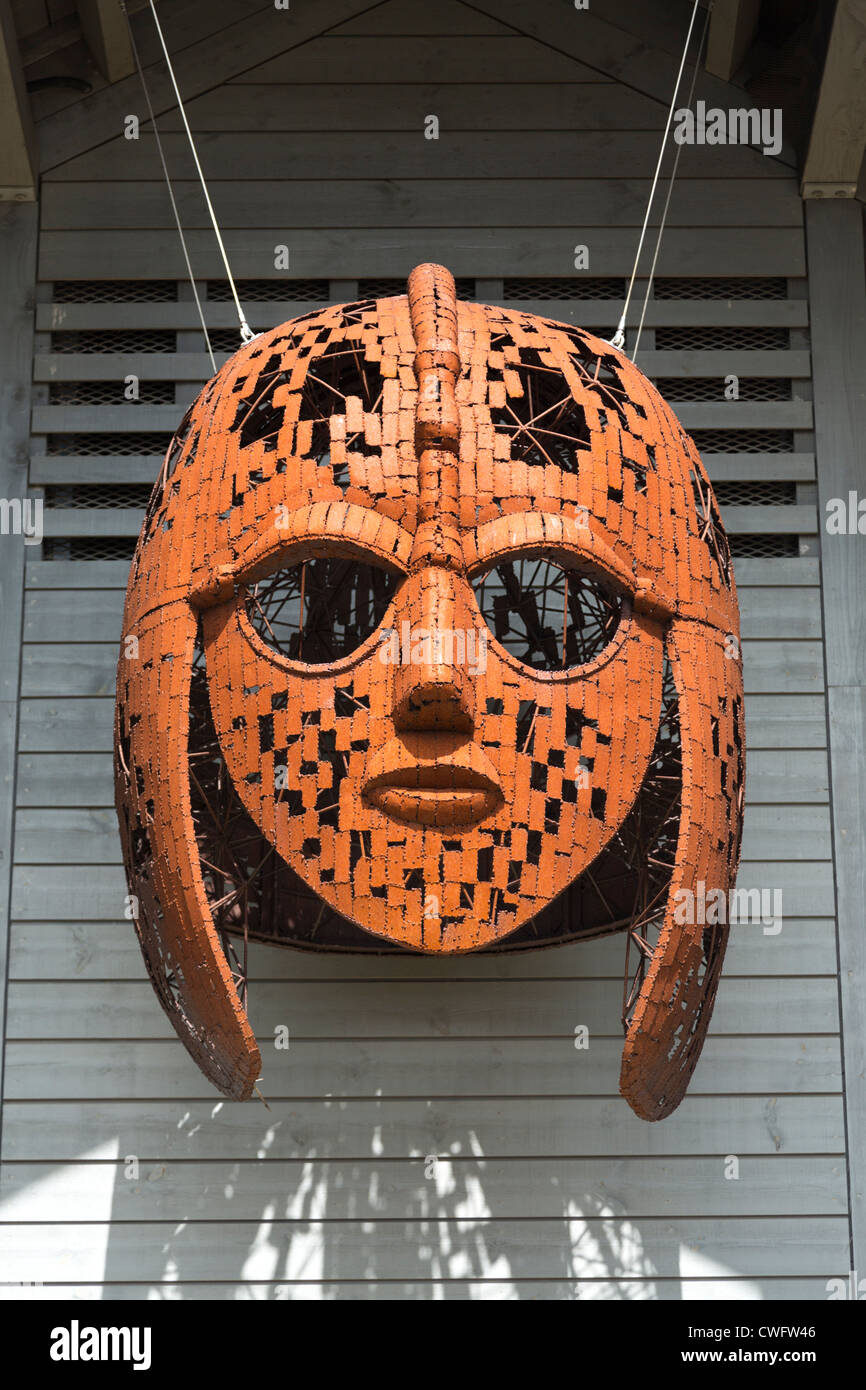 Sutton Hoo Schiff Beerdigung. Woodbridge, Suffolk, UK. Riesige Replica Helm außerhalb Besucherzentrum. Stockfoto