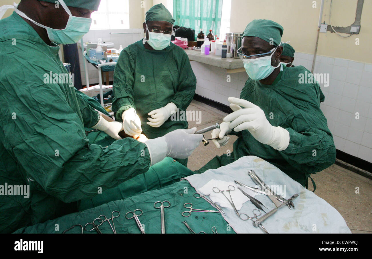 Kenia, Klumpfuß-Behandlung im OP-Saal von der Missionsstation Nyabondo Stockfoto