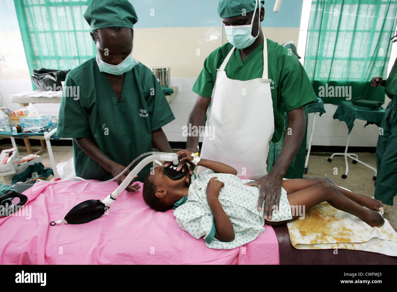Kenia, Klumpfuß-Behandlung im OP-Saal von der Missionsstation Nyabondo Stockfoto