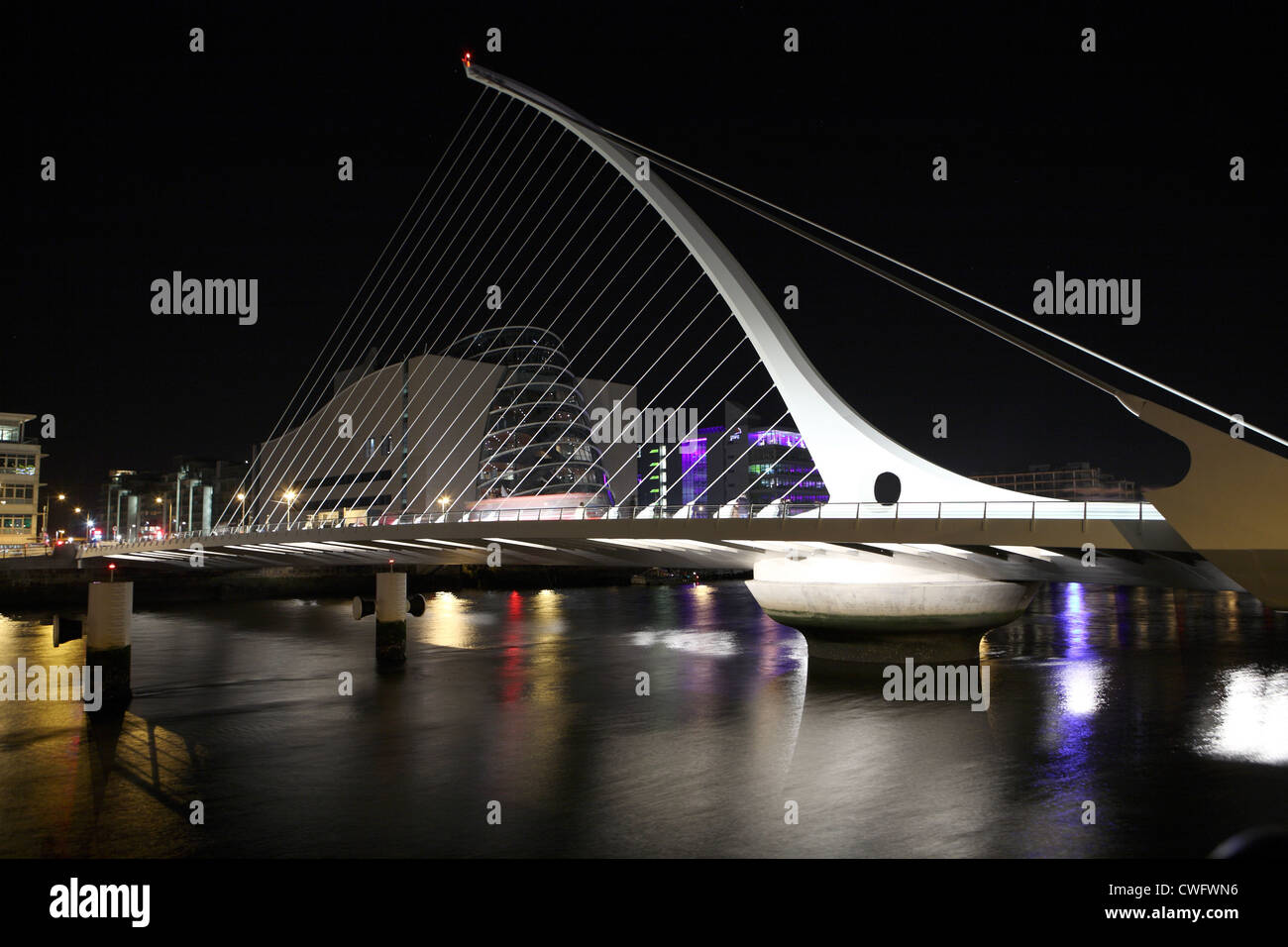 Samuel Beckett Bridge in Dublin in der Nacht Stockfoto