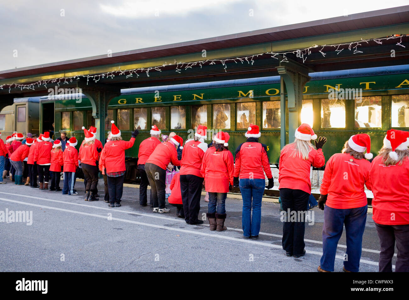Weihnachtselfen begrüßen Kinder, Polar Express Zugfahrt und Märchenstunde, Burlington, Vermont Stockfoto