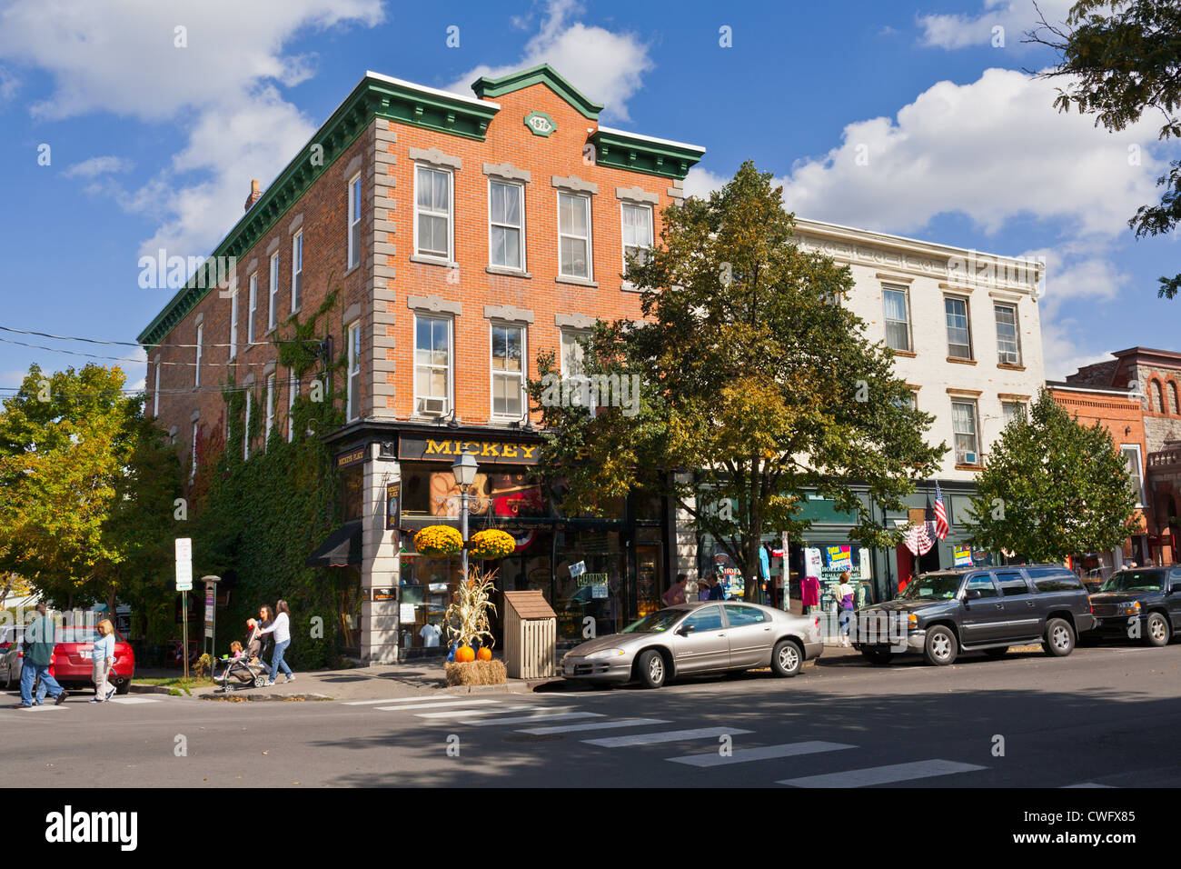 Geschäfte und Gebäude auf Main Street, Cooperstown, New York Stockfoto