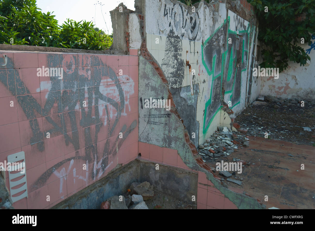 Gebrochene Wände mit graffiti Stockfoto