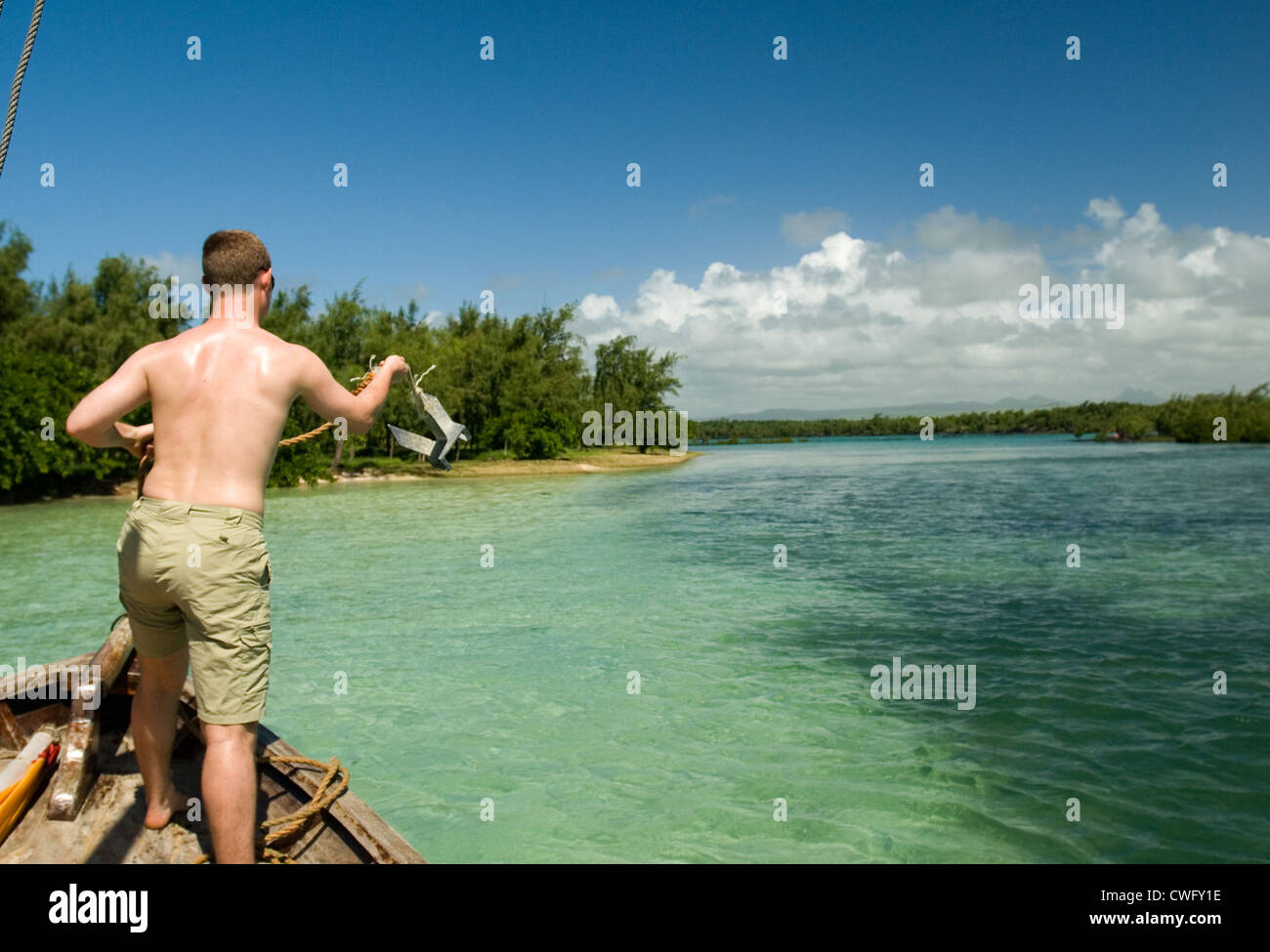 Mann wirft einen Anker (Mauritius) Stockfoto