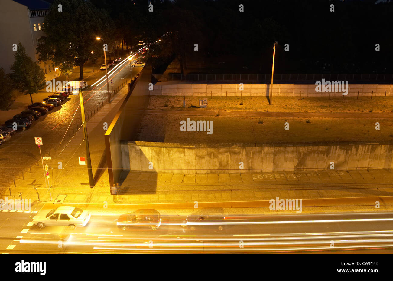 Berlin - Blick auf die Gedenkstätte Berliner Mauer in der Nacht Stockfoto