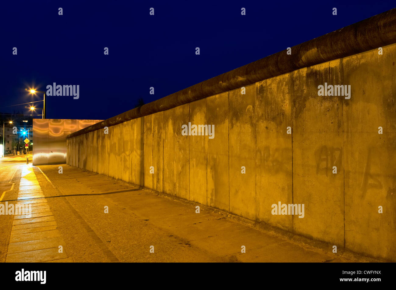 Berlin - Gedenkstätte Berliner Mauer in der Nacht Stockfoto