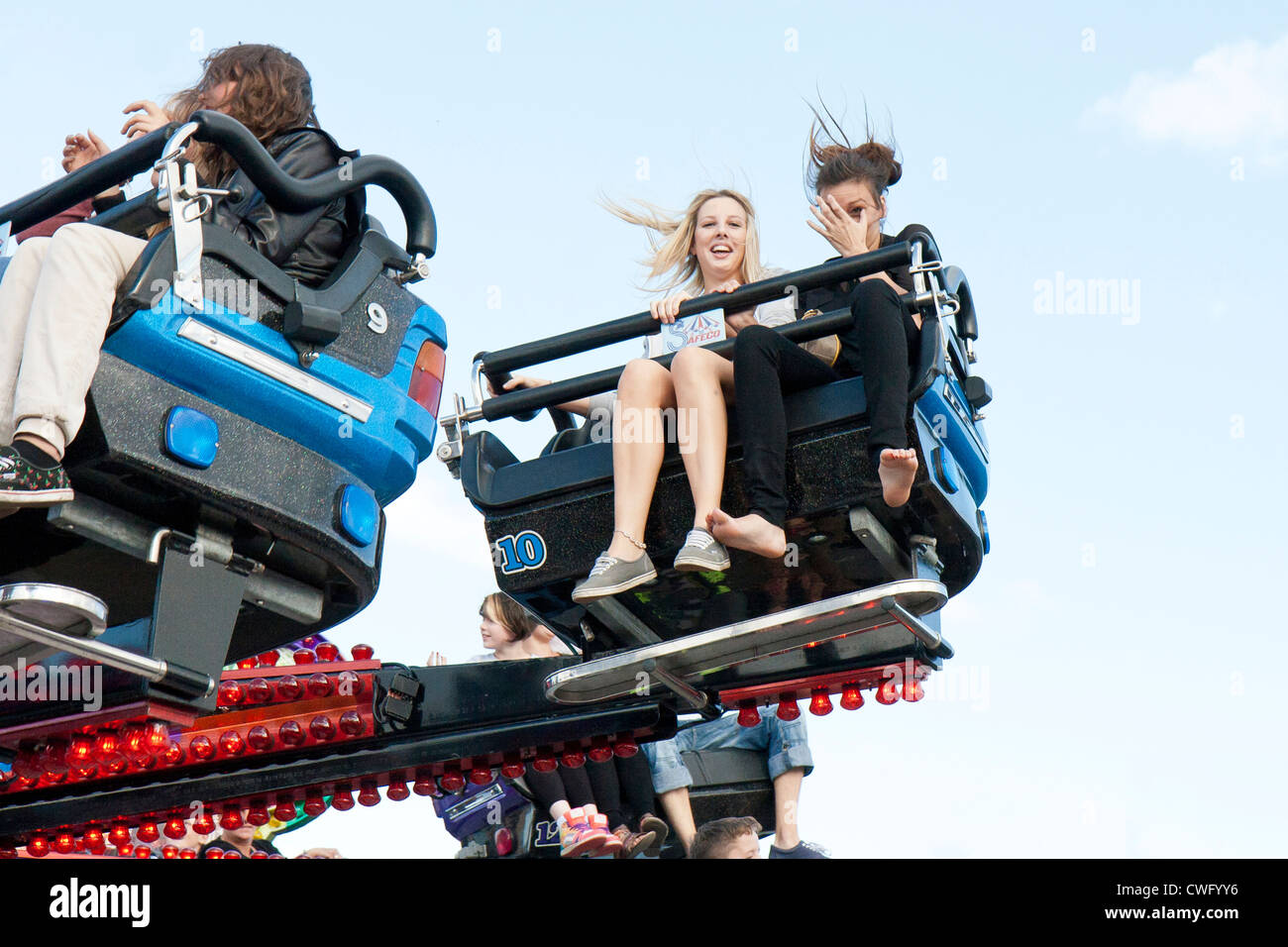 Weibliche Teenager auf Fahrgeschäften bei Whitby Regatta Stockfoto