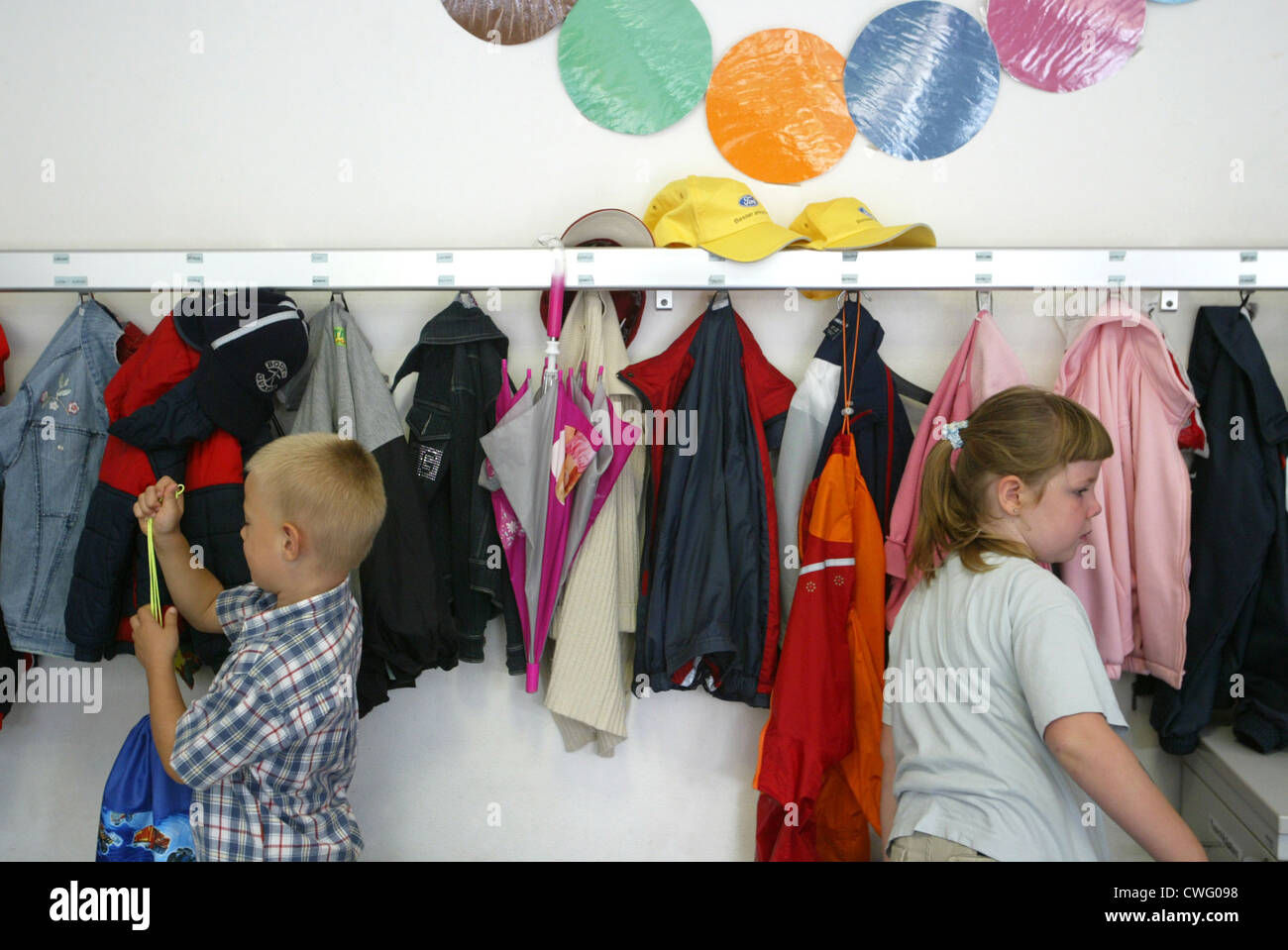 Garderobe der grundschule -Fotos und -Bildmaterial in hoher Auflösung –  Alamy