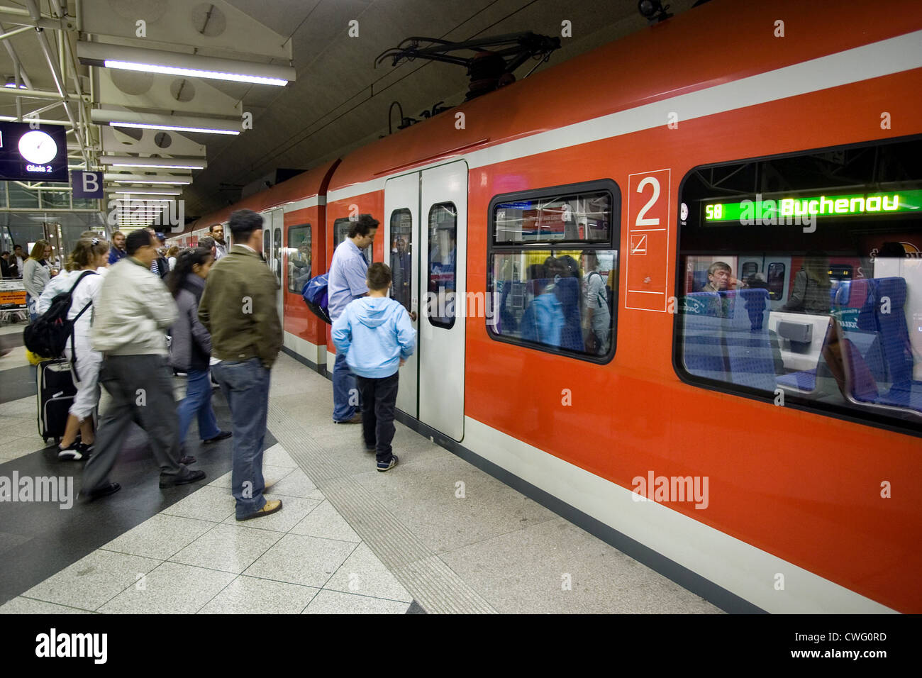 Muenchen, Passagiere auf der Plattform des Zuges Stockfoto