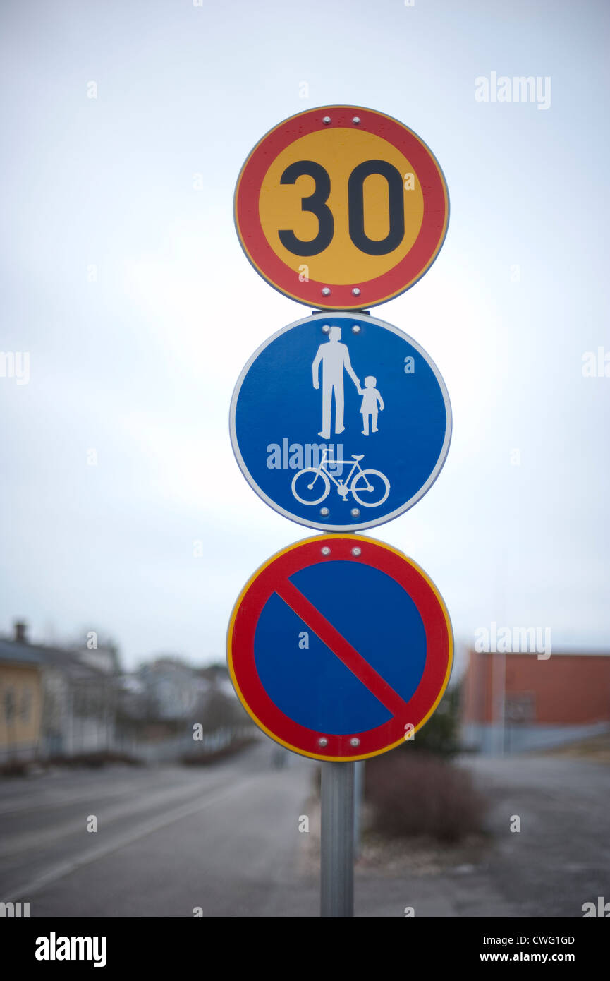 Sie Fahren Mit 30 Km Pro Stunde Verkehrszeichen für 30 km pro Stunde Höchstgeschwindigkeit, Fußgänger