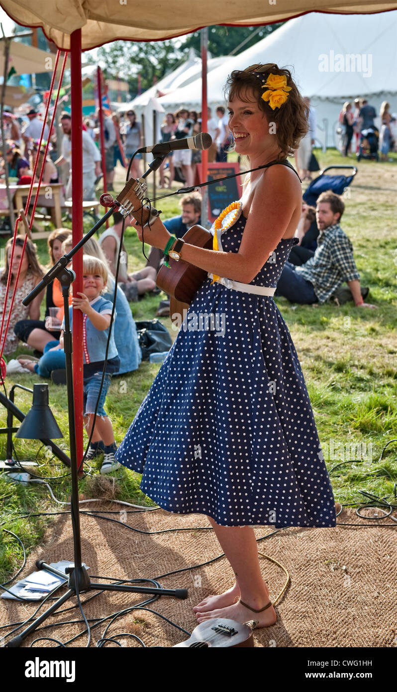 Der Sänger und Songwriter Lori Campbell tritt 2012 beim Wilderness Music Festival in Cornbury, Oxfordshire, Großbritannien, auf Stockfoto