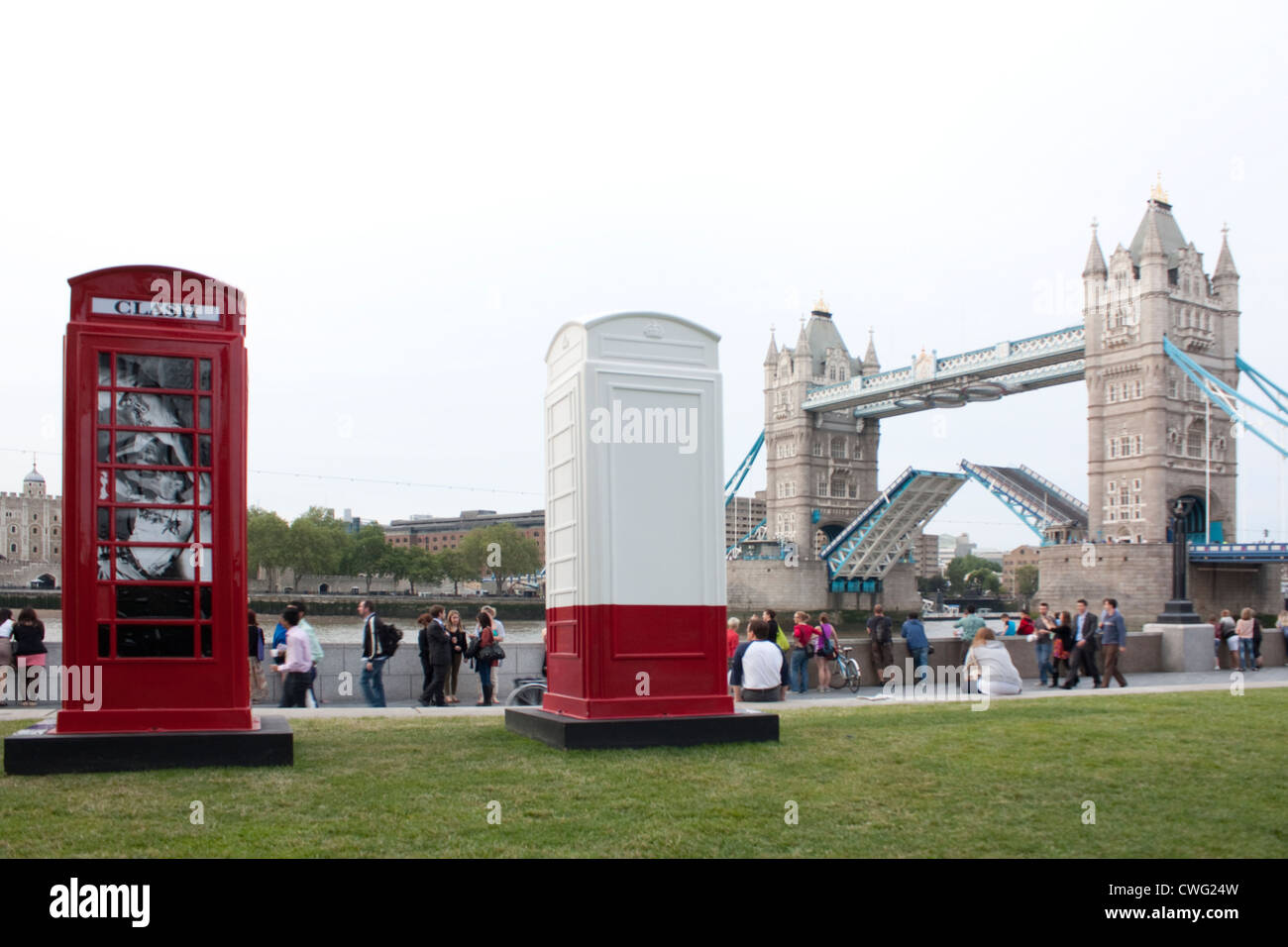 Telefonzellen und Tower Bridge Stockfoto