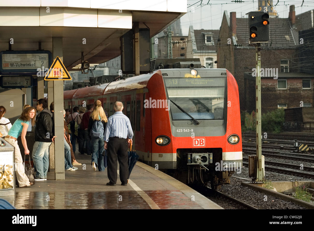 Koeln, Reisende auf einem Bahnsteig Stockfoto