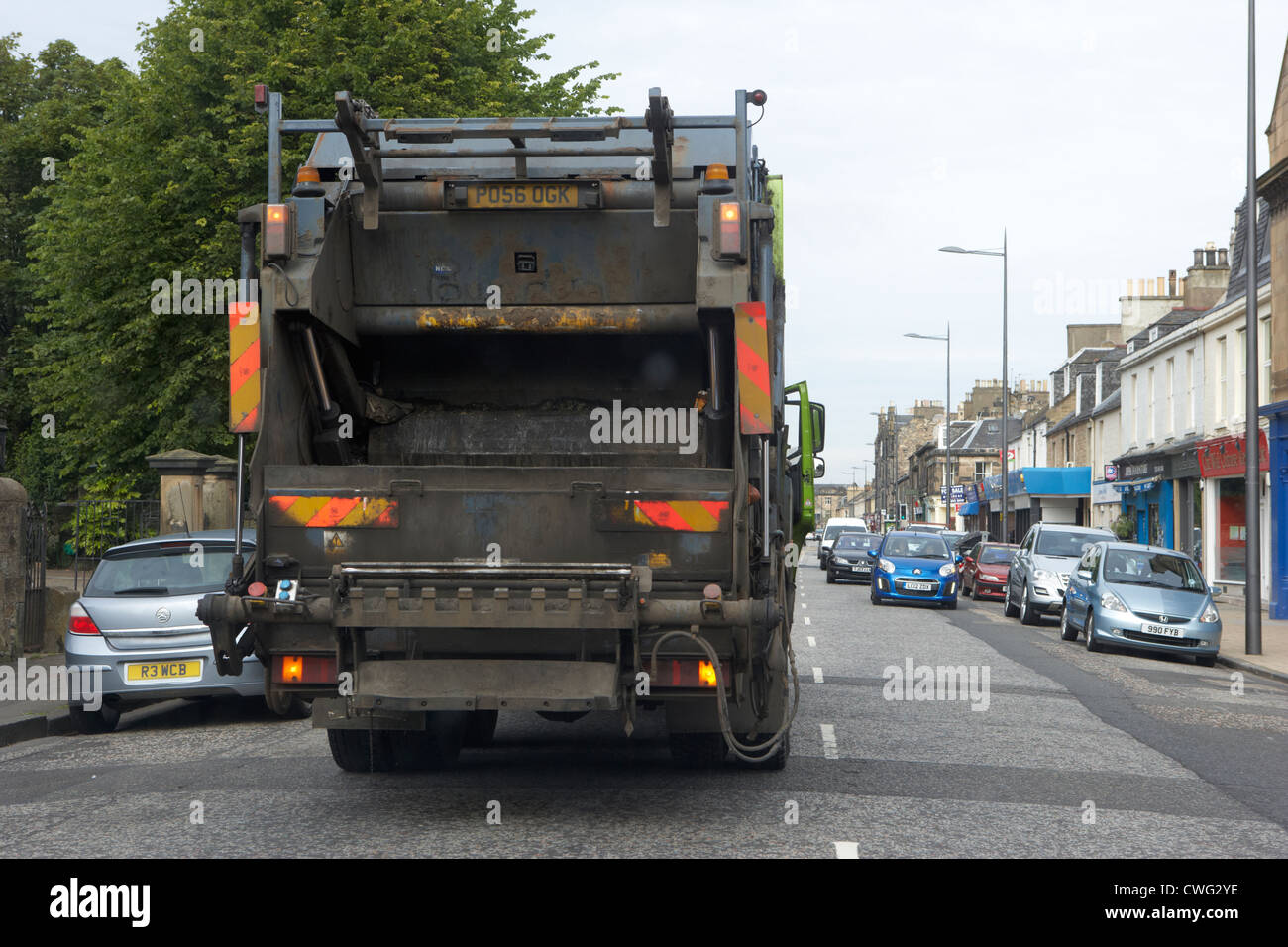 privates Unternehmen bin LKW Doppel geparkt mitten auf der Straße in Edinburgh, Schottland, England, Vereinigtes Königreich Stockfoto