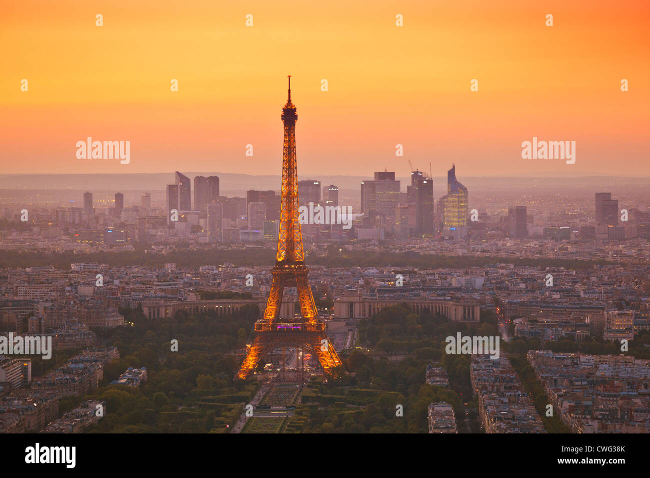 Die Skyline von Paris bei Sonnenuntergang zeigt den Eiffelturm und die umliegenden Gebiete Paris Frankreich EU Europa Stockfoto