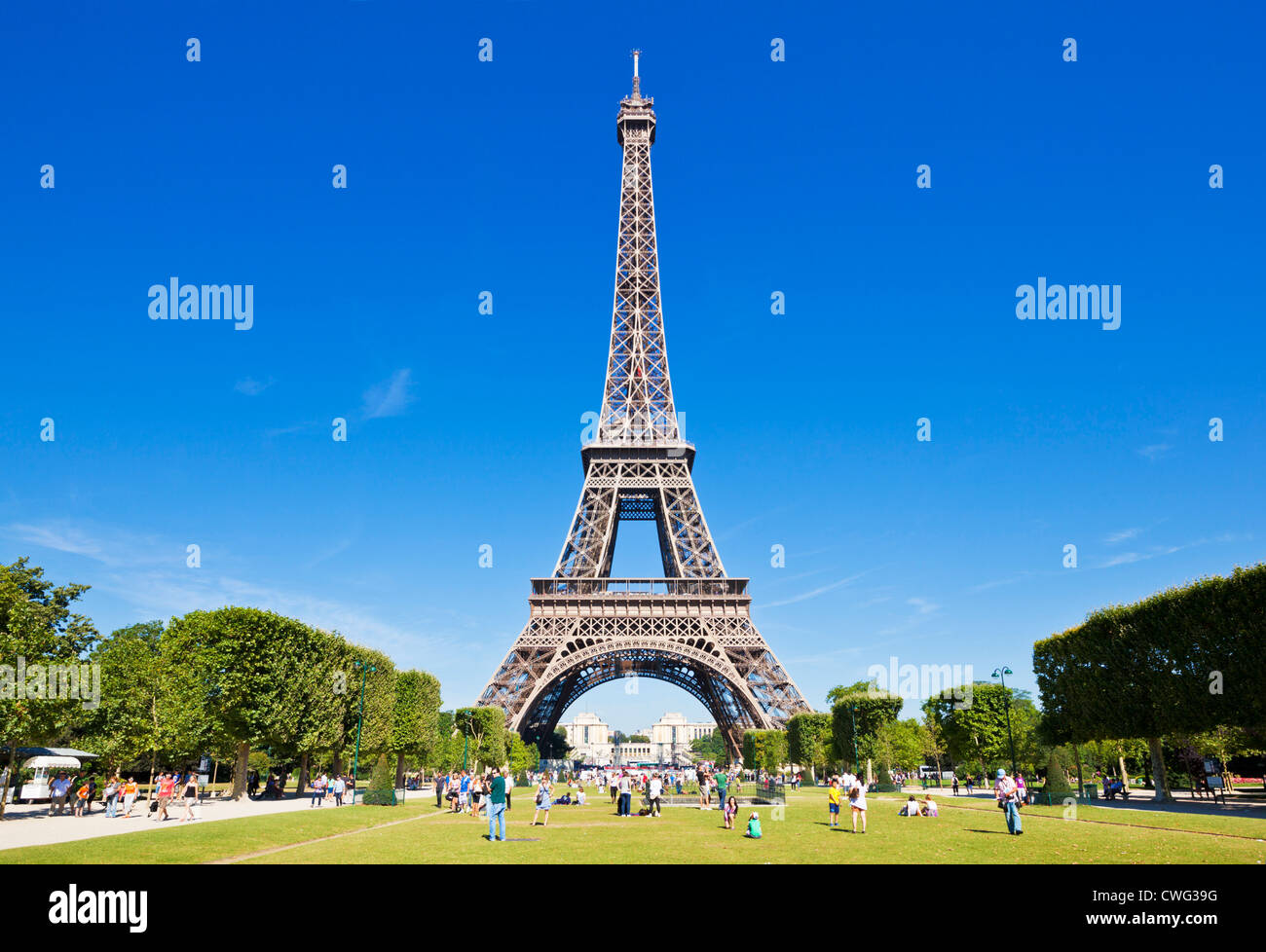 Paris Frankreich EU Europa Eiffelturm aus dem Champs du mars park Stockfoto