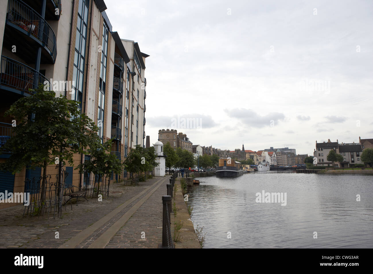 Wohnungen und Fluss an der Küste in Leith docks Edinburgh, Schottland, uk, Vereinigtes Königreich Stockfoto