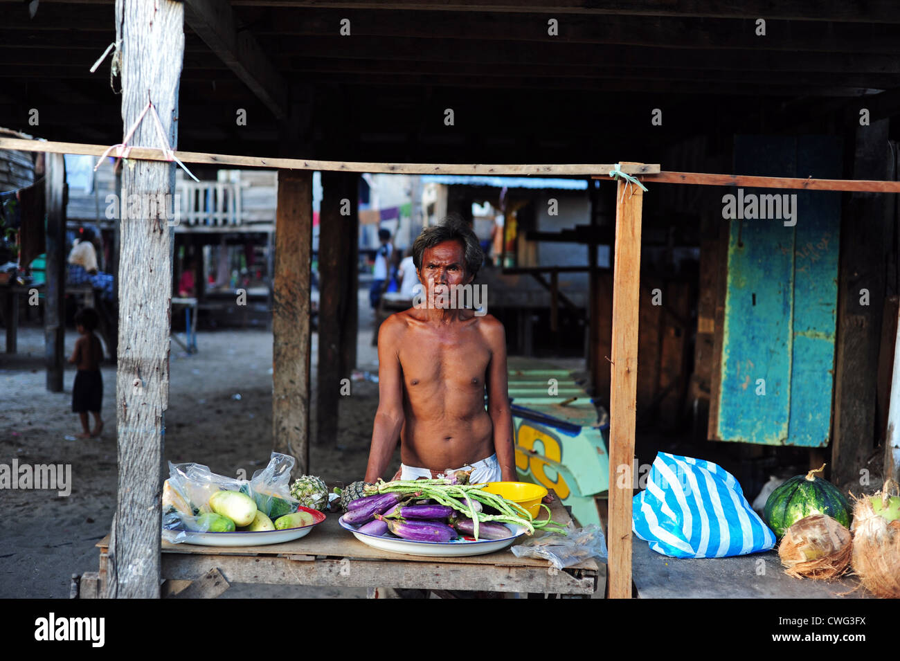 Malaysia, Borneo, Semporna, Mabul, alten Mann verkauft Gemüse Stockfoto