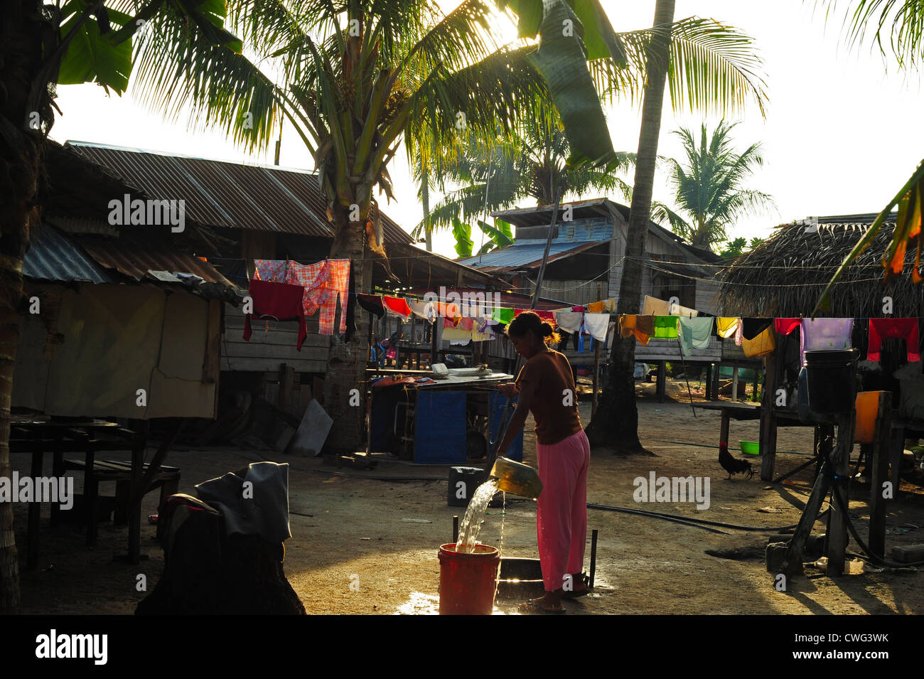 Malaysia, Borneo, Semporna, Mabul, trocknen die bunte Wäsche innerhalb des Dorfes Stockfoto