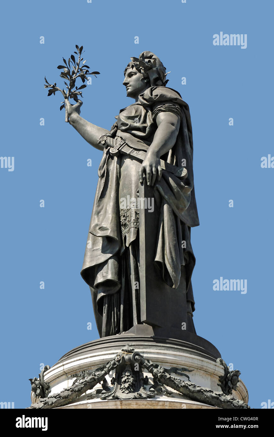 Paris, Frankreich. Place De La République. Monument De La Republique - Frau mit einem Olivenzweig Stockfoto