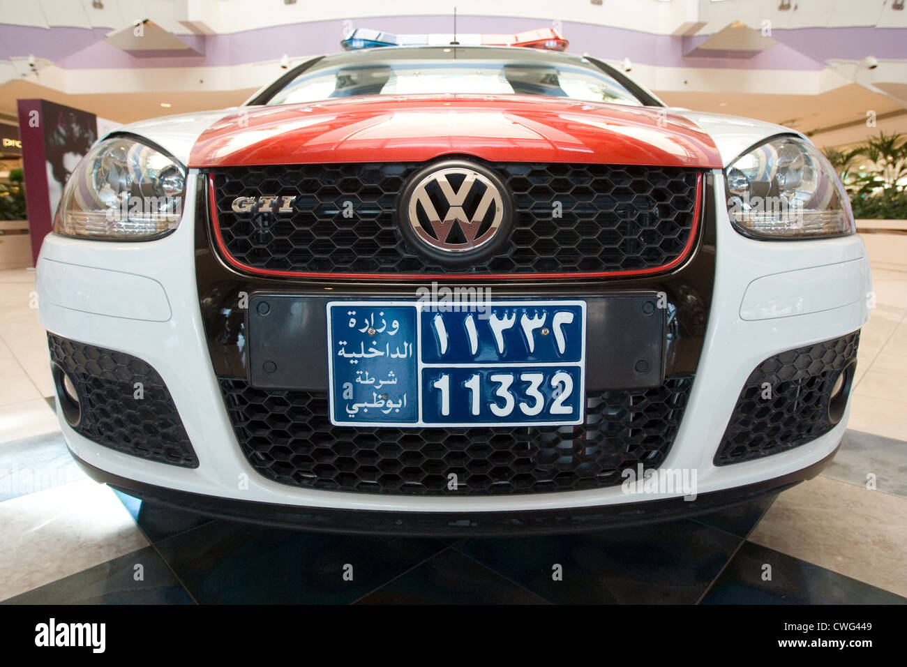 Abu Dhabi, eine Frontansicht ein Polizeiauto Stockfoto