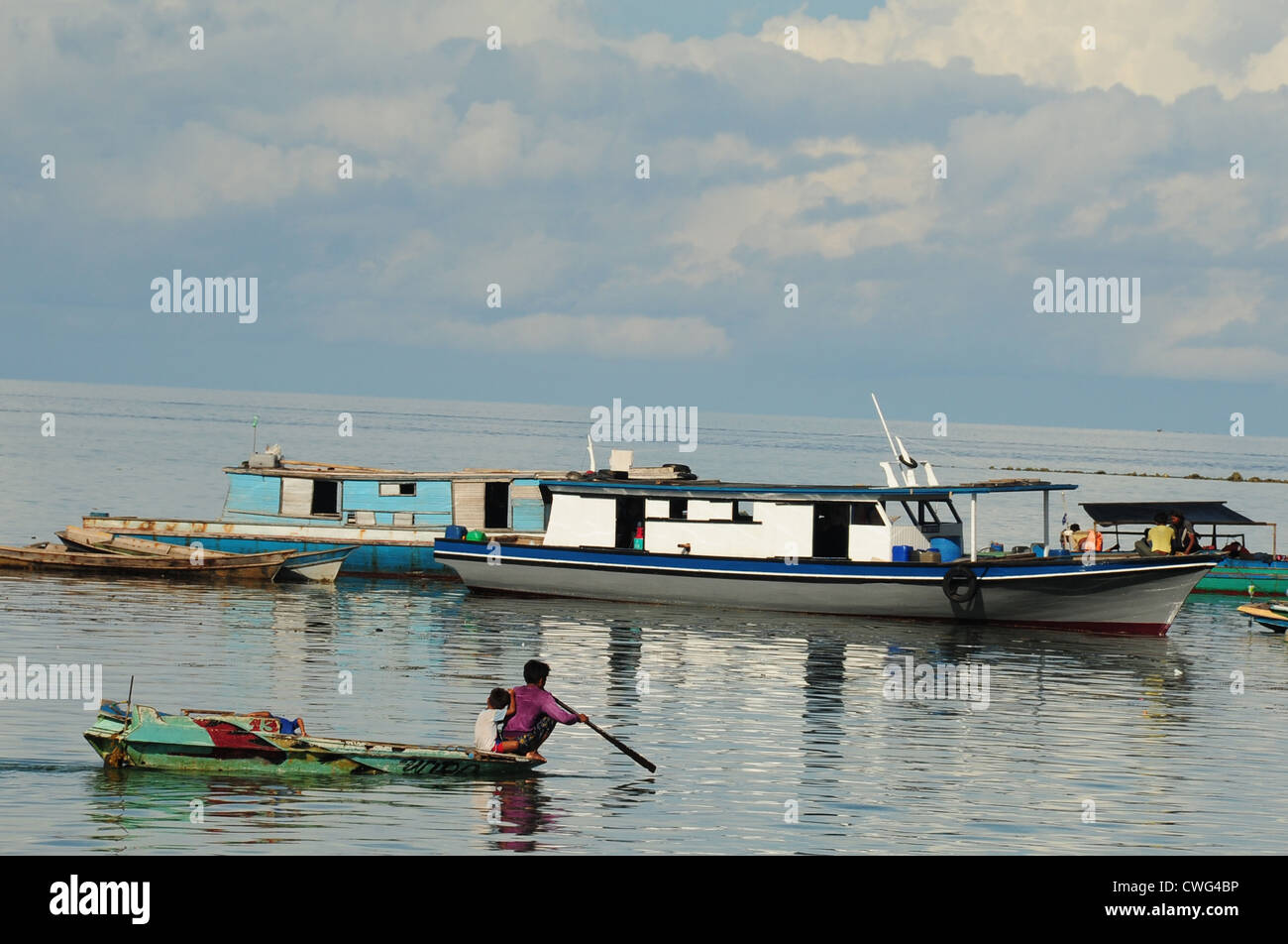 Malaysia, Borneo, Semporna, Mabul, Dayak Lau (Seezigeuner) Leben auf Booten und hölzerne Häuser auf Stelzen Stockfoto
