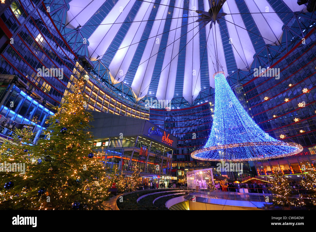 Weihnachten im Sony Center. Weihnachtsmarkt mit Lichterketten, Sony Center, Potsdamer Platz, Berlin, Deutschland, Europa Stockfoto