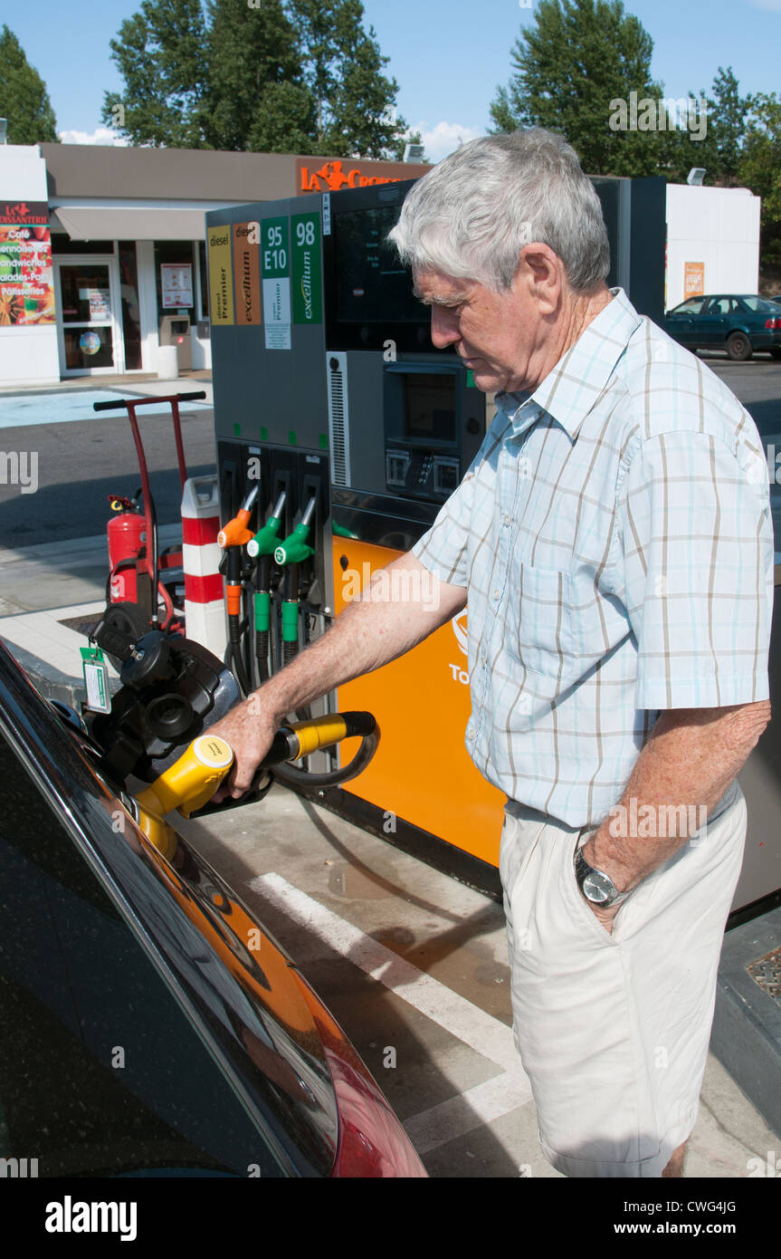Mann sein Auto mit Kraftstoff an einer französischen Tankstelle füllen Stockfoto