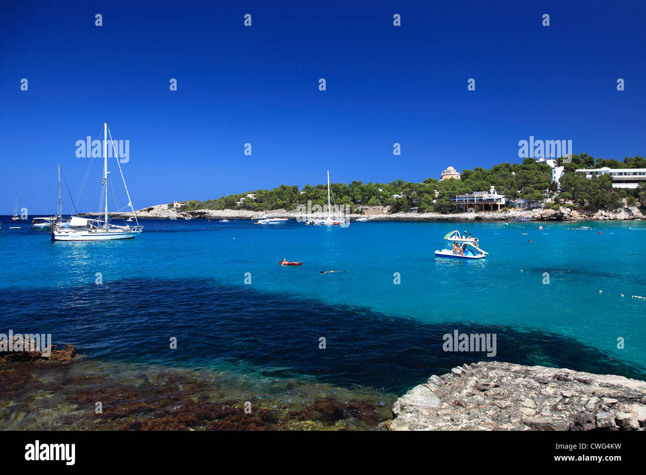 Ausflugsboote in die abgelegene Bucht in Portinatx Resort Insel Ibiza, Balearen, Spanien, Europa Stockfoto