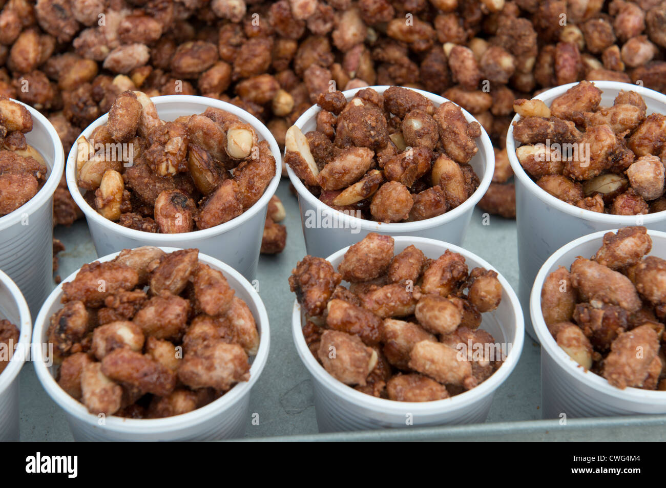 Ein Stall zu verkaufen Fried Muttern an der Westminster Bridge London Stockfoto