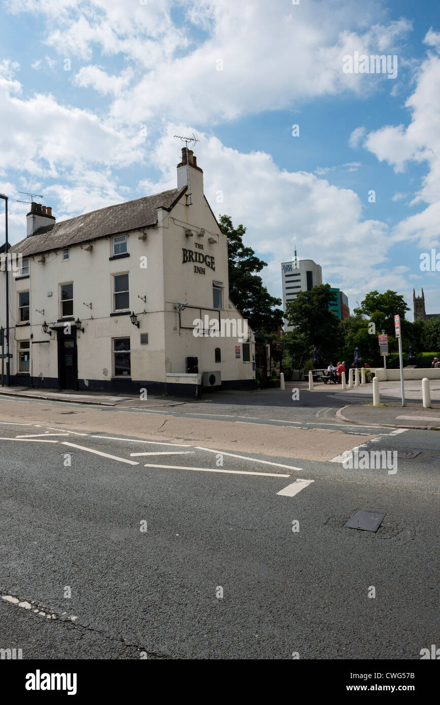 Das Bridge Inn St Mary's Bridge Derby mit Jurys Inn und St. Marien Kirche im Hintergrund Stockfoto