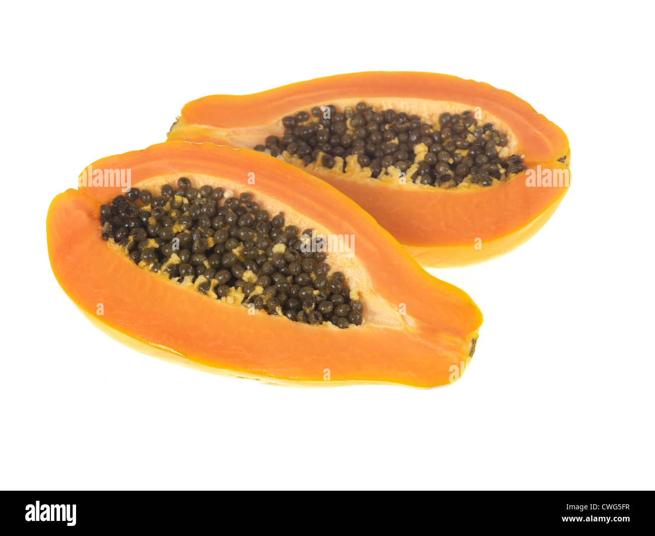 Frische reife Saftig tropischer Papaya Halbieren mit schwarzen Samen, vor einem weißen Hintergrund isoliert, mit Freistellungspfaden und keine Leute Stockfoto