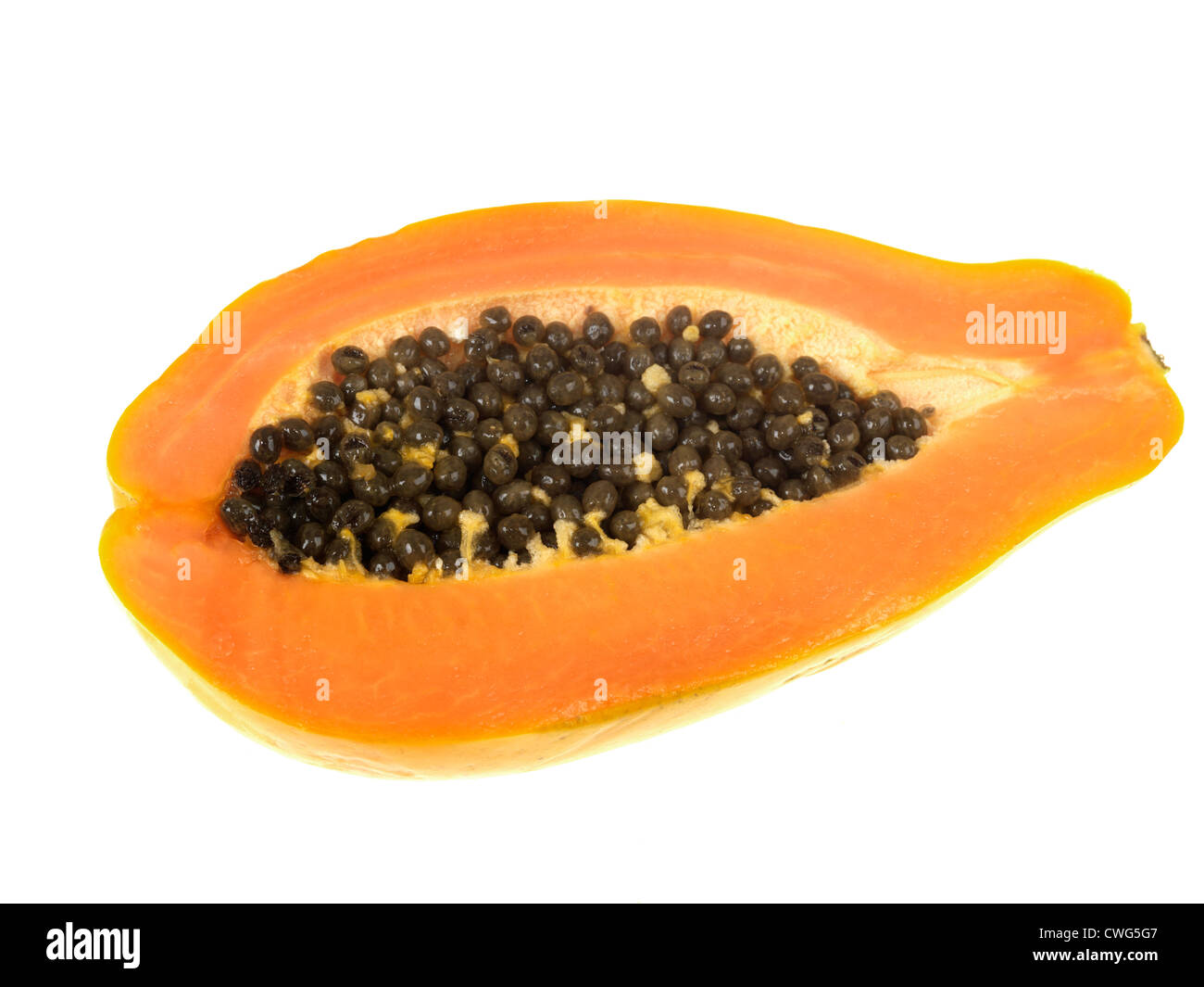 Frische reife Saftig tropischer Papaya Halbieren mit schwarzen Samen, vor einem weißen Hintergrund isoliert, mit Freistellungspfaden und keine Leute Stockfoto