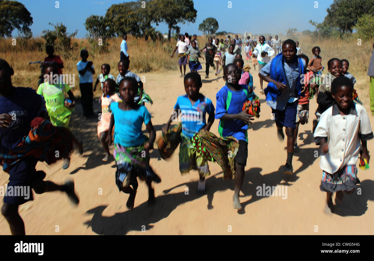 Kinder laufen in Sambia Stockfoto