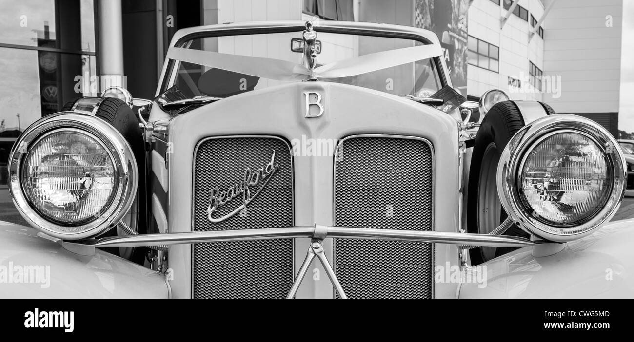 Nahaufnahme eines weißen Beauford Hochzeitsauto in Monochrom Stockfoto