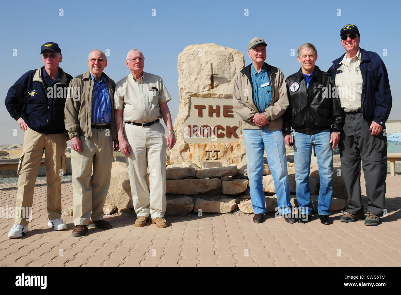 Von links, U.S. Navy pensionierter Kapitän Gene Cernan, U.S. Navy pensionierter Kapitän Jim Lovell, Neil Armstrong, Bob Gilliland, US Air Force in den Ruhestand Brig. Gen. Steve Ritchie und David Hartman besuchen Sie 'The Rock', einem unbekannten Ort im Südwesten Asien während der "Legenden der Luft- und Raumfahrt' Tour März 8, 2010. Die Gruppe wird den Besuch verschiedener militärischer Anlagen in ganz Europa und Vorderasien während der Tour Ihre bahnbrechende Luft- und Raumfahrt, um Erfahrungen auszutauschen. Stockfoto