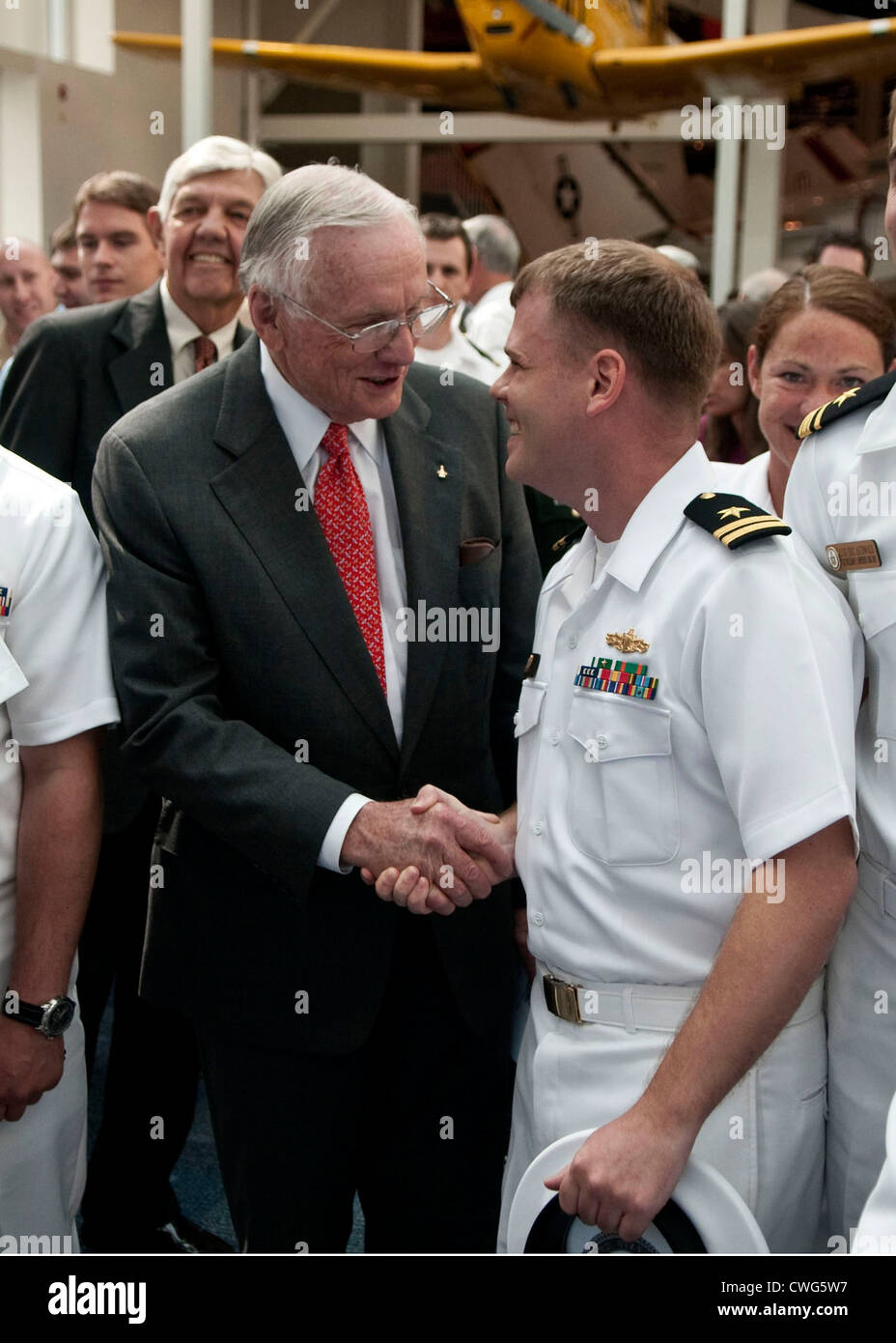 Der ehemalige Astronaut Neil Armstrong gratuliert von Leutnant Gavin Clough, aus San Diego, Calif. Nach Armstrongs Induktion der Naval Aviation Hall der Ehre in Pensacola, Fla. Die Naval Aviation Hall der Ehre 1979 gegründet wurde Personen, die sich besondere Verdienste um die Naval Aviation gemacht haben, zu erkennen. Armstrong war mit pensionierten Vice Adm eingesetzt. William S. Lawrence, pensionierter Marine Corps Generalleutnant Thomas H. Miller und pensionierter Navy Kapitän Richard S. Bordone. Stockfoto