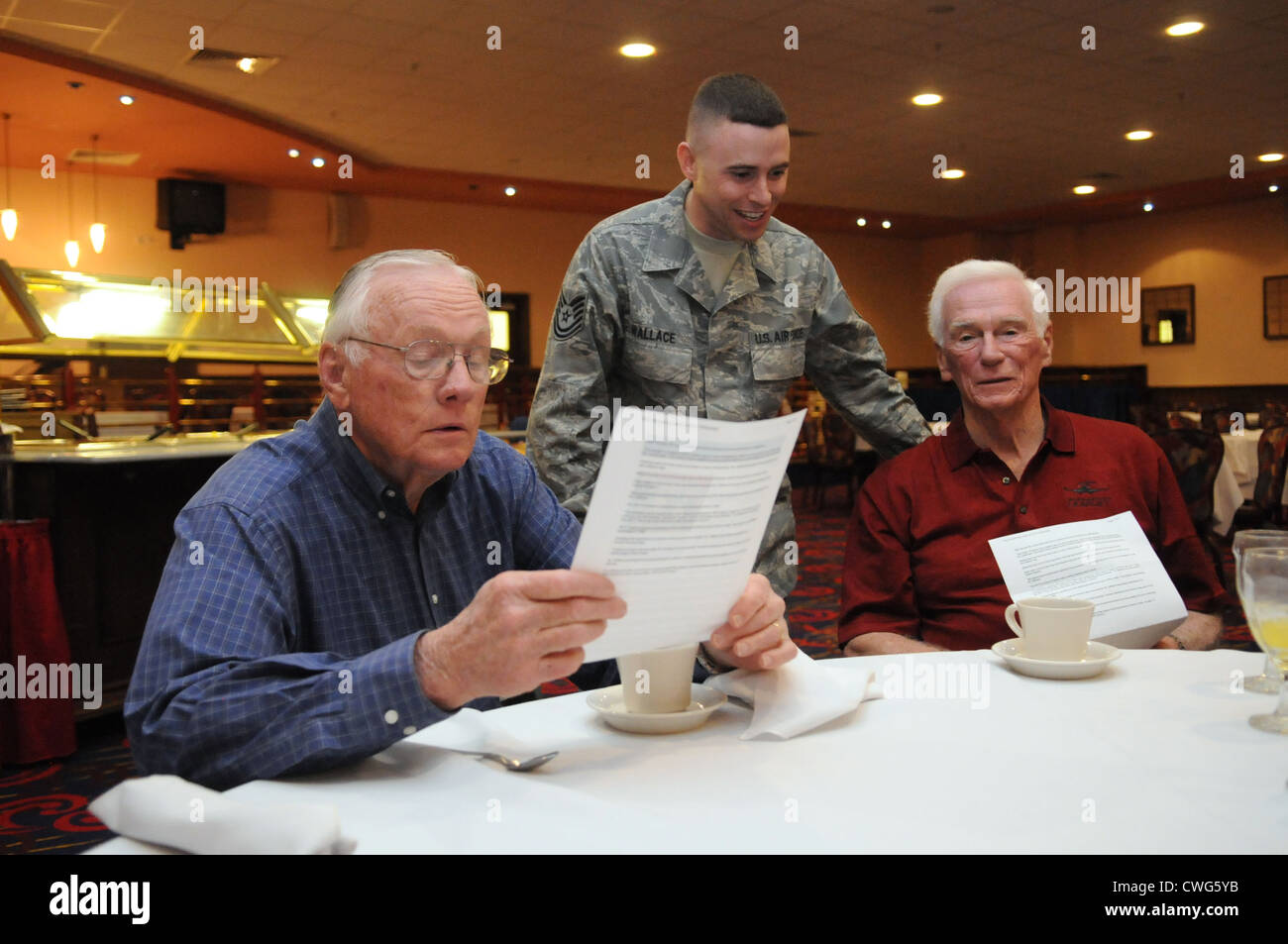 RAF Mildenhall, England - Stepping aus ihren Raumanzügen und als Öffentliche Angelegenheiten Editoren, Neil Armstrong (links) und Gene Cernan lesen Sie die Nachrichten Geschichte Tech. Sgt. Kevin Wallace (Mitte) schrieb über ihre Teilnahme an einer März 11 "Legenden der Luft- und Raumfahrt: Das Unmögliche ist möglich" Tour bei der RAF Mildenhall Galaxy Club. Neben der ersten und letzten Astronauten auf dem Mond zu gehen, der Tour gekennzeichnet: Ehemalige "Good Morning America" host David Hartman, Apollo 13 Commander Jim Lovell, letzte Air Force Pilot ace Steve Ritchie, und SR-71 Chief Test Pilot Bob Gilliland. ( Stockfoto