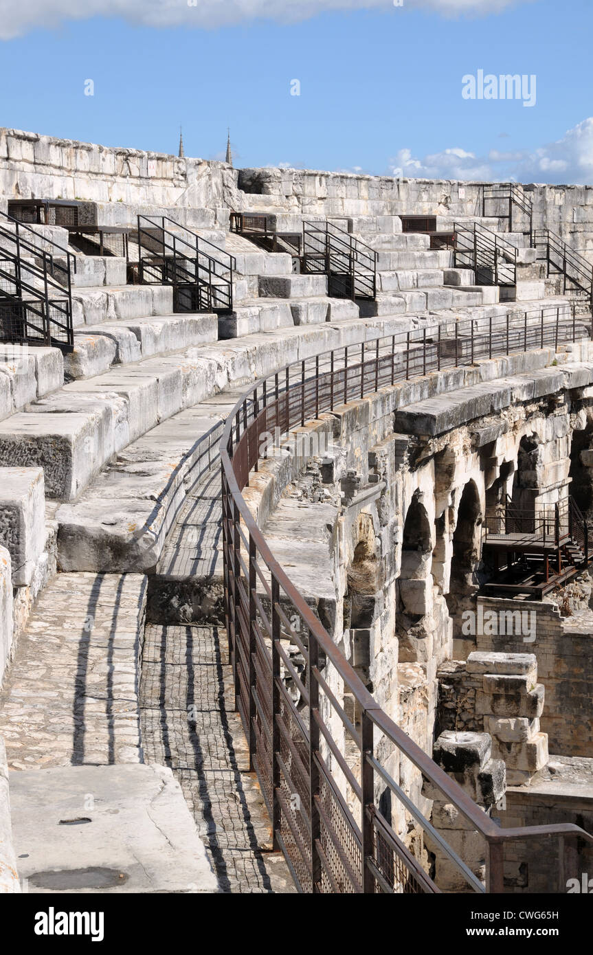 Innere des römischen Amphitheater oder Arena Nimes Frankreich über 100AD zeigt oberen Ebenen Sitzgelegenheiten aus Stockfoto
