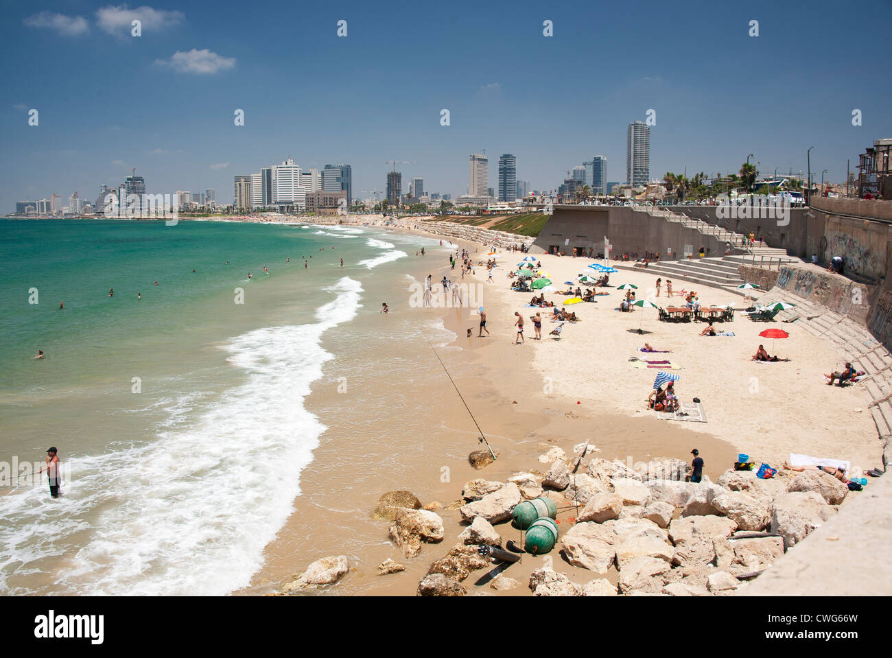 Strandleben auf einem breiten, sandigen Tel Avivs erstreckt sich der Mittelmeerküste, nahe dem Zentrum von Tel Aviv, Israel. Stockfoto