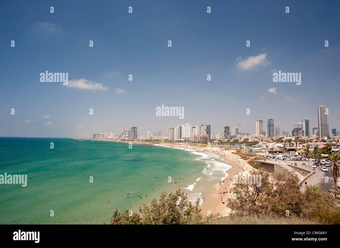 Strandleben auf einem breiten, sandigen Tel Avivs erstreckt sich der Mittelmeerküste, nahe dem Zentrum von Tel Aviv, Israel. Stockfoto